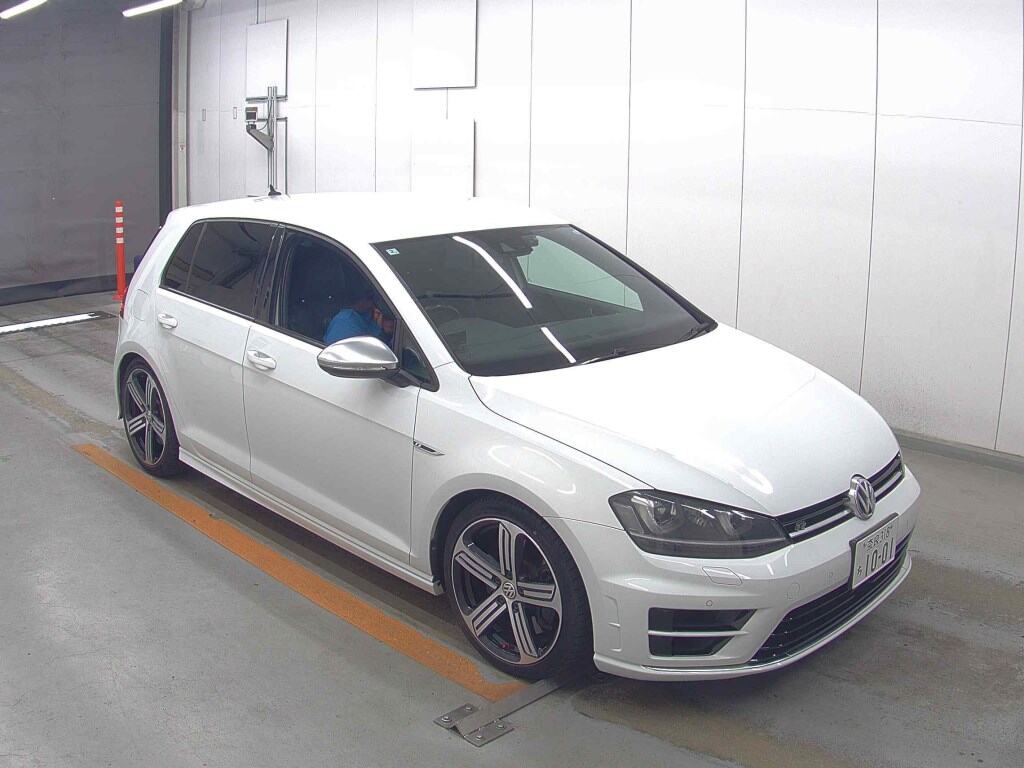VOLKSWAGEN GOLF R